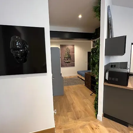 Daire La Triangle D'or Parties Communes Sous Video Surveillance Pas De Cuisine