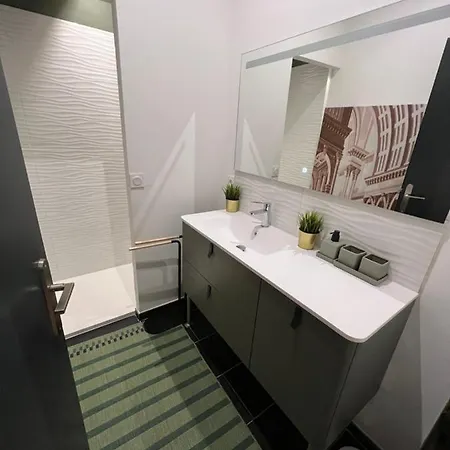 La Triangle D'or Parties Communes Sous Video Surveillance Pas De Cuisine * Bordeaux