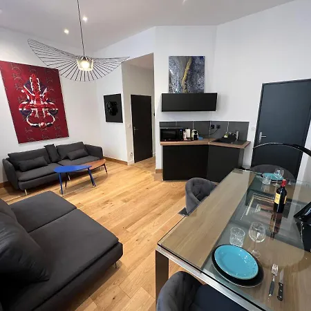 La Triangle D'or Parties Communes Sous Video Surveillance Pas De Cuisine